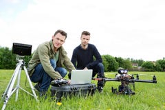 Inżyniery Używa laptop UAV helikopterem zdjęcie royalty free Inżyniery Używa laptop UAV helikopterem zdjęcie royalty free