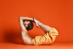 Ioga avançada praticando do homem Uma série de poses da ioga imagens de stock Ioga avançada praticando do homem Uma série de poses da ioga imagens de stock