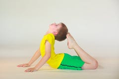 Ioga de Dhanurasana imagens de stock royalty free Ioga de Dhanurasana imagens de stock royalty free