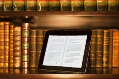 Ipad 2 dans une bibliothèque, couleurs chaudes d'Apple