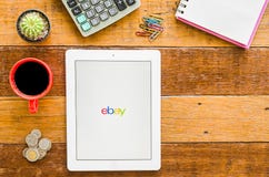 IPad 4 apps abertos de ebay imagem de stock royalty free IPad 4 apps abertos de ebay imagem de stock royalty free
