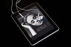 Ipad bawić się Adele album 21 zdjęcie stock Ipad bawić się Adele album 21 zdjęcie stock
