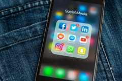 IPhone со значками социальных средств массовой информации: instagram, youtube, reddit, facebook, twitter, snapchat, применения wh стоковые фото IPhone со значками социальных средств массовой информации: instagram, youtube, reddit, facebook, twitter, snapchat, применения wh стоковые фото