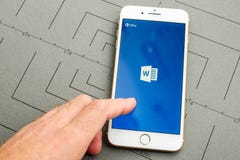 IPhone 7 más y Microsoft Word app foto de archivo libre de regalías IPhone 7 más y Microsoft Word app foto de archivo libre de regalías