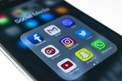 iphone 6s συν με τα εικονίδια των κοινωνικών μέσων στην οθόνη Smartphone τρόπου ζωής Smartphone Αρχικά κοινωνικά μέσα app στοκ εικόνα iphone 6s συν με τα εικονίδια των κοινωνικών μέσων στην οθόνη Smartphone τρόπου ζωής Smartphone Αρχικά κοινωνικά μέσα app στοκ εικόνα