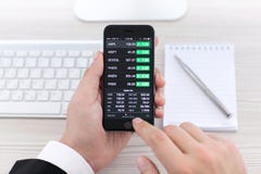 IPhone 6 van de zakenmanholding met toepassingsvoorraden van Apple royalty-vrije stock afbeeldingen IPhone 6 van de zakenmanholding met toepassingsvoorraden van Apple royalty-vrije stock afbeeldingen