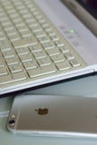 IPhone της Apple στο γραφείο με το lap-top στοκ φωτογραφία με δικαίωμα ελεύθερης χρήσης IPhone της Apple στο γραφείο με το lap-top στοκ φωτογραφία με δικαίωμα ελεύθερης χρήσης
