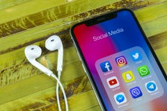 IPhone Χ της Apple με τα εικονίδια των κοινωνικών μέσων facebook, instagram, πειραχτήρι, snapchat εφαρμογή στην οθόνη Κοινωνικά ε IPhone Χ της Apple με τα εικονίδια των κοινωνικών μέσων facebook, instagram, πειραχτήρι, snapchat εφαρμογή στην οθόνη Κοινωνικά ε
