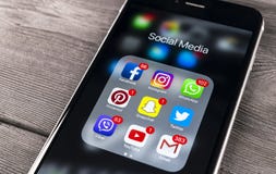 IPhone 7 Яблока на деревянном столе с значками социального facebook средств массовой информации, instagram, twitter, применения s стоковые фото IPhone 7 Яблока на деревянном столе с значками социального facebook средств массовой информации, instagram, twitter, применения s стоковые фото