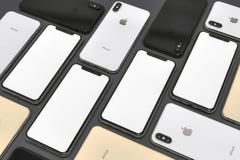IPhonexs Gouden, Zilveren en Ruimte Grijze smartphones, mozaïeksamenstelling royalty-vrije stock afbeeldingen IPhonexs Gouden, Zilveren en Ruimte Grijze smartphones, mozaïeksamenstelling royalty-vrije stock afbeeldingen