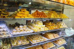 Iraanse snoepjes in een winkel, Isphahan, Iran stock foto Iraanse snoepjes in een winkel, Isphahan, Iran stock foto