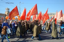 Irkutsk Rosja, Maj, - 9, 2015: Kolumna mieszkanowie ku pamięci Syberyjskiego podziału zwycięstwa dnia świętowania w Irkutsk zdjęcie stock Irkutsk Rosja, Maj, - 9, 2015: Kolumna mieszkanowie ku pamięci Syberyjskiego podziału zwycięstwa dnia świętowania w Irkutsk zdjęcie stock