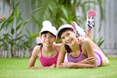 Irmãs bonitas no equipamento desportivo que apreciam a OU Foto de Stock Irmãs bonitas no equipamento desportivo que apreciam a OU Foto de Stock