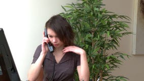 Irritera kvinnan som talar på telefonen stock video Irritera kvinnan som talar på telefonen stock video