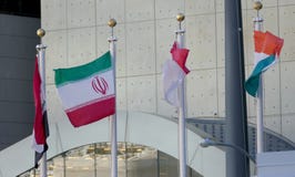 Irán y otras banderas internacionales en el frente de la sede de Naciones Unidas en Nueva York imagen de archivo libre de regalías Irán y otras banderas internacionales en el frente de la sede de Naciones Unidas en Nueva York imagen de archivo libre de regalías
