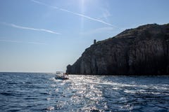 Ischi, barca che va verso il tramonto fotografia stock libera da diritti Ischi, barca che va verso il tramonto fotografia stock libera da diritti