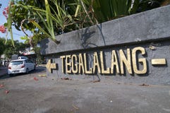 Iscrizione di Tegalalang con il segno della freccia immagini stock libere da diritti Iscrizione di Tegalalang con il segno della freccia immagini stock libere da diritti