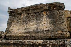 Iscrizioni del greco antico sulle lastre di pietra fotografia stock libera da diritti Iscrizioni del greco antico sulle lastre di pietra fotografia stock libera da diritti