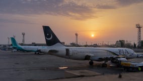 Islamabad Pakistan, Kwiecień, - 8 2018: Dwa samolotu parkuje w Islamabad lotnisku zdjęcia royalty free Islamabad Pakistan, Kwiecień, - 8 2018: Dwa samolotu parkuje w Islamabad lotnisku zdjęcia royalty free