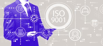 ISO 9001 с бизнесменом держа планшет стоковое изображение ISO 9001 с бизнесменом держа планшет стоковое изображение