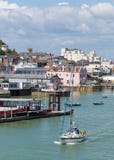 Isola di Wight del porto di Cowes con cielo blu fotografie stock Isola di Wight del porto di Cowes con cielo blu fotografie stock