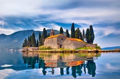 Isola sul lago nel Montenegro fotografie stock libere da diritti Isola sul lago nel Montenegro fotografie stock libere da diritti