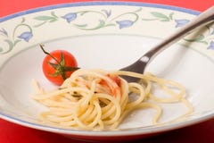 Isolationsschlauchteller mit Tomate - Teigwaren stockfoto Isolationsschlauchteller mit Tomate - Teigwaren stockfoto