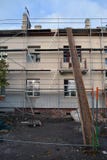 Isolação térmica da casa velha com construção e scafolding do poliestireno imagens de stock Isolação térmica da casa velha com construção e scafolding do poliestireno imagens de stock