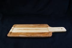 Isolera det wood magasinet för den tomma skärbrädan på svart bakgrund, med arbetsbanan arkivfoton Isolera det wood magasinet för den tomma skärbrädan på svart bakgrund, med arbetsbanan arkivfoton