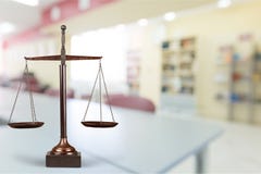 isolerad rättvisa över vita scales arkivfoton isolerad rättvisa över vita scales arkivfoton