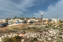 Israel Judea öken oktober 24th 2015 Judiska nybyggare reser upp olagligt en ny existens i öknen av judeaöknen, säger de royaltyfri fotografi Israel Judea öken oktober 24th 2015 Judiska nybyggare reser upp olagligt en ny existens i öknen av judeaöknen, säger de royaltyfri fotografi