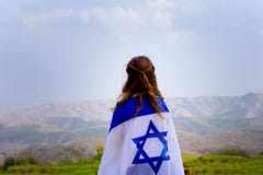 Israelisk judisk liten flicka med sikt för Israel flaggabaksida arkivfoton Israelisk judisk liten flicka med sikt för Israel flaggabaksida arkivfoton