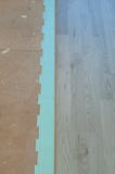 Istalation нового слоистого настила, используя изолируя ядровый материал стоковые изображения rf Istalation нового слоистого настила, используя изолируя ядровый материал стоковые изображения rf