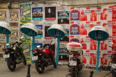 ISTANBOEL, TURKIJE: De telefoons en de motorfietsen worden geparkeerd op de telefoon stock fotografie ISTANBOEL, TURKIJE: De telefoons en de motorfietsen worden geparkeerd op de telefoon stock fotografie