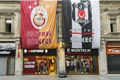 Istanboel, Turkije - 04 22 2016: Galatasaray en Besiktas-voetbalwinkels in Istanboel Het team van de rivalenvoetbal in dezelfde s stock foto Istanboel, Turkije - 04 22 2016: Galatasaray en Besiktas-voetbalwinkels in Istanboel Het team van de rivalenvoetbal in dezelfde s stock foto