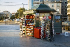 ISTANBUL, DIE TÜRKEI - AUGUST 24,2015: Kleiner Shop für Verkauf von Zeitungen Stockfotos ISTANBUL, DIE TÜRKEI - AUGUST 24,2015: Kleiner Shop für Verkauf von Zeitungen Stockfotos