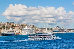 Istanbul, die Türkei, am 1. Oktober 2011: Kreuzschiffe auf dem Bosphorus stockfoto Istanbul, die Türkei, am 1. Oktober 2011: Kreuzschiffe auf dem Bosphorus stockfoto