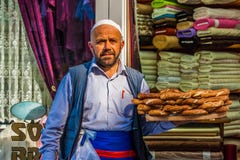 Istanbul, die Türkei, am 6. Oktober 2011: Mann, der simit verkauft lizenzfreie stockfotografie Istanbul, die Türkei, am 6. Oktober 2011: Mann, der simit verkauft lizenzfreie stockfotografie