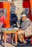 Istanbul, die Türkei, am 6. Oktober 2011: Mann, der Taubennahrung verkauft lizenzfreie stockfotografie Istanbul, die Türkei, am 6. Oktober 2011: Mann, der Taubennahrung verkauft lizenzfreie stockfotografie