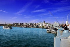 Istanbul Galata bro/Turkiet, 04 21 2019: Galata brofiskare View, Galata torn, ljus horisont arkivbilder Istanbul Galata bro/Turkiet, 04 21 2019: Galata brofiskare View, Galata torn, ljus horisont arkivbilder
