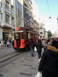 Istanbul gator med den berömda röda spårvagnen och gåfolk arkivfoton Istanbul gator med den berömda röda spårvagnen och gåfolk arkivfoton
