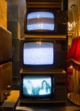 Istanbul, Istiklal-Straße/die Türkei 16 4 2019: Alte klassische Retro- Fernsehen, antike Sammlungen lizenzfreie stockbilder Istanbul, Istiklal-Straße/die Türkei 16 4 2019: Alte klassische Retro- Fernsehen, antike Sammlungen lizenzfreie stockbilder