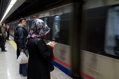 ISTANBUL, TURKEY - DECEMBER 28, 2015 : People waiting to board a Marmaray train. royalty free stock photos ISTANBUL, TURKEY - DECEMBER 28, 2015 : People waiting to board a Marmaray train. royalty free stock photos