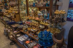 Istanbul Turkiet - 6 18 2018: Turkisk keramik på den storslagna basaren royaltyfria bilder Istanbul Turkiet - 6 18 2018: Turkisk keramik på den storslagna basaren royaltyfria bilder