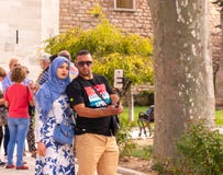 Istanbul, Turquie, le 22 septembre 2018 : Jeunes couples turcs faisant un selfie devant l'entrée principale du palais de Topkapi photos stock Istanbul, Turquie, le 22 septembre 2018 : Jeunes couples turcs faisant un selfie devant l'entrée principale du palais de Topkapi photos stock