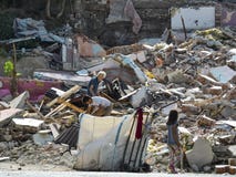Istanbul, TURQUIE, le 20 septembre 2018 Les personnes âgées, les jeunes hommes et la fille rassemblent des déchets sur les ruines photo stock Istanbul, TURQUIE, le 20 septembre 2018 Les personnes âgées, les jeunes hommes et la fille rassemblent des déchets sur les ruines photo stock