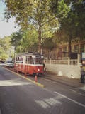 Istanbul, TURQUIE - 21 septembre - 2018 : Tram rouge de cru sur la rue de Moda dans le secteur de Kadikoy photographie stock libre de droits Istanbul, TURQUIE - 21 septembre - 2018 : Tram rouge de cru sur la rue de Moda dans le secteur de Kadikoy photographie stock libre de droits