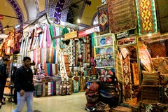 ISTANBUŁ, Listopad 22: Ludzie robi zakupy w Uroczystym Bazar w Istanbuł, Turcja Zdjęcie Stock ISTANBUŁ, Listopad 22: Ludzie robi zakupy w Uroczystym Bazar w Istanbuł, Turcja Zdjęcie Stock