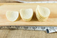 Istogramma fatto dalle patatine fritte con nastro adesivo di misurazione bianco immagini stock libere da diritti Istogramma fatto dalle patatine fritte con nastro adesivo di misurazione bianco immagini stock libere da diritti