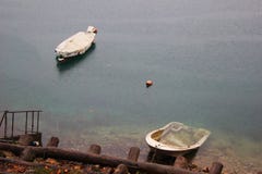 Italia, Trentino: Barcos en el lago Ledro en un día lluvioso imágenes de archivo libres de regalías Italia, Trentino: Barcos en el lago Ledro en un día lluvioso imágenes de archivo libres de regalías